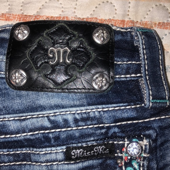 Miss Me Jean Signature Mid-Shorts - Picture 5 of 13